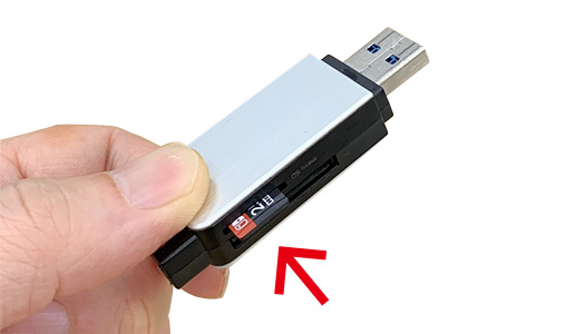 将接下来要使用的大容量microSD卡插入电脑的SD卡槽（或使用SD卡转换器插入电脑的USB端口）。